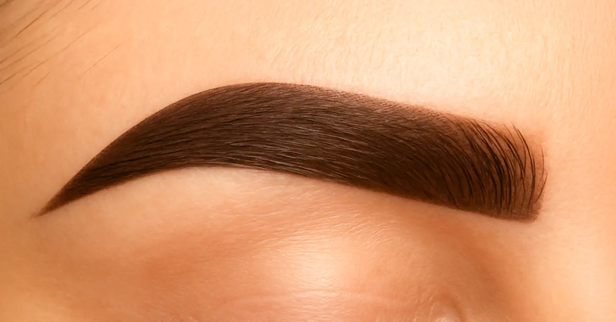 Diseño de cejas con henna en Armenia – efecto maquillaje natural por varios días