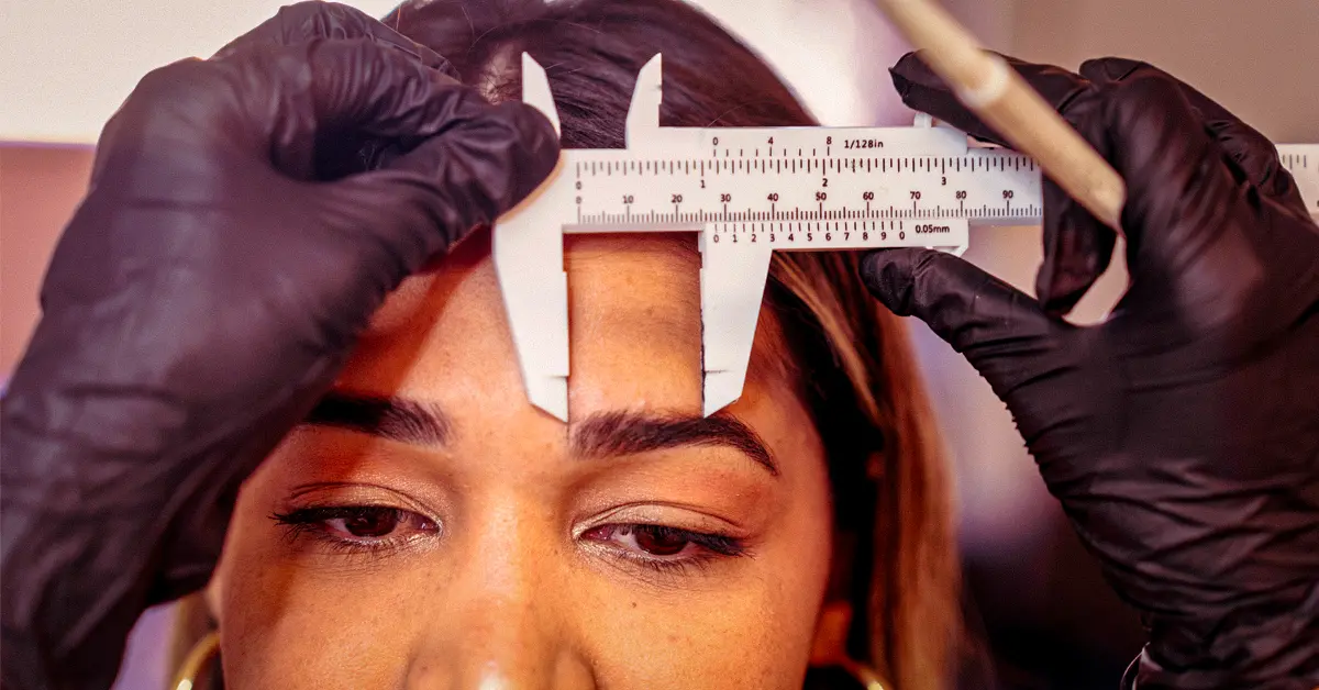 Diseño profesional de cejas en Armenia en Geral Rojas Beauty Studio con medición facial personalizada